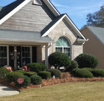 Trimmed Hedges and Pinestraw {{brizy_dc_image_alt imageSrc=